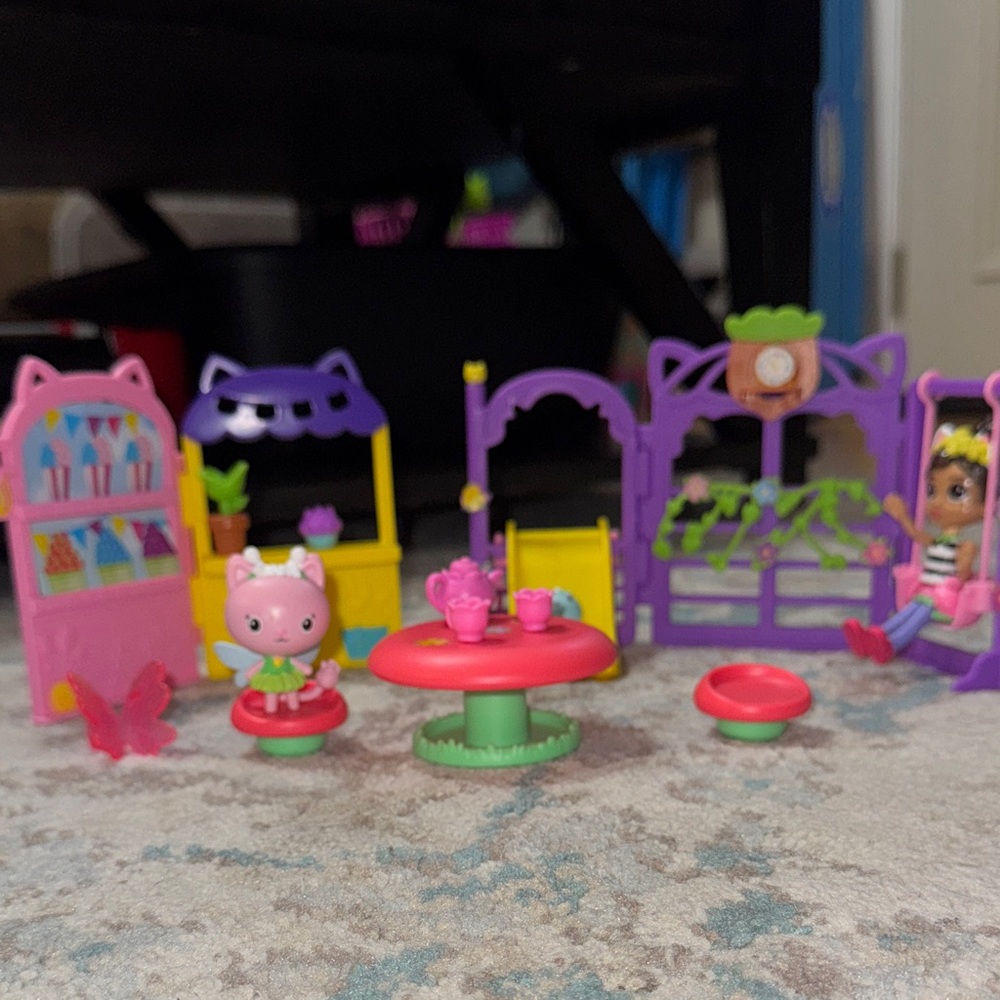 Gabby’s Dollhouse Kitty Fairy Garden Party 18-Piece Playset